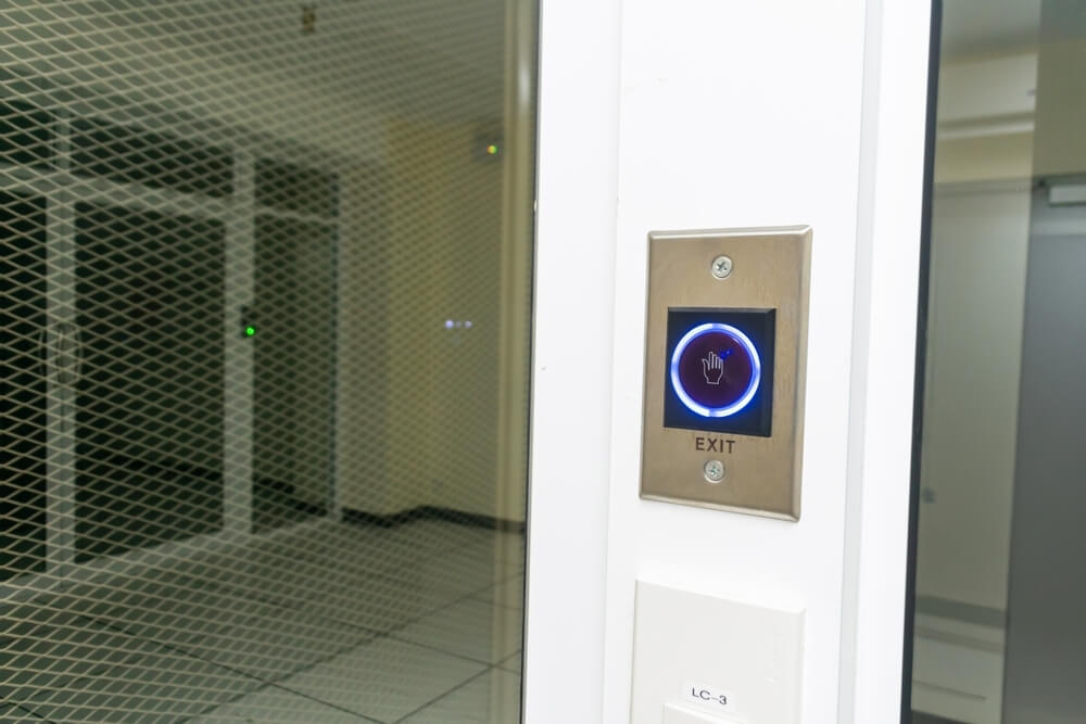 Przycisk wyjścia – czym jest, jak działa i gdzie zamontować